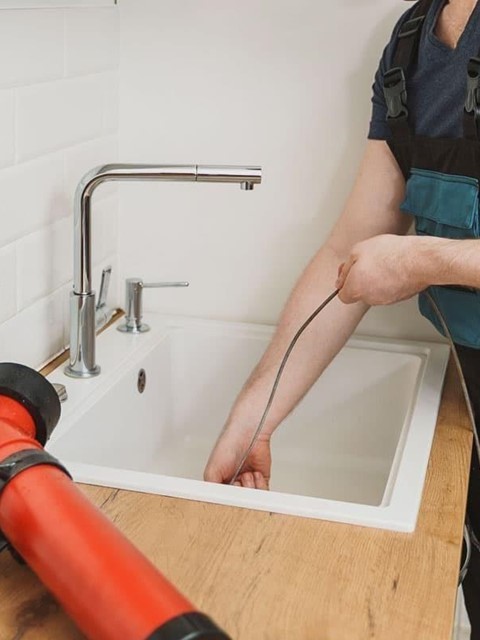 ¿Cómo solucionar un atasco en una tubería?