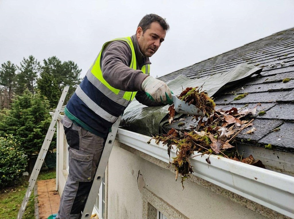 Foto 1  Evita filtraciones con un mantenimiento preventivo de canalones en Valdoviño