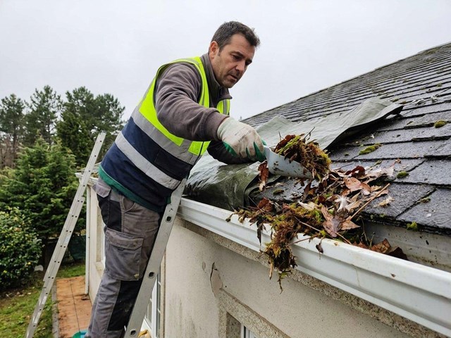  Evita filtraciones con un mantenimiento preventivo de canalones en Valdoviño