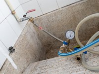 Los errores habituales a la hora de reparar una fuga sin un profesional