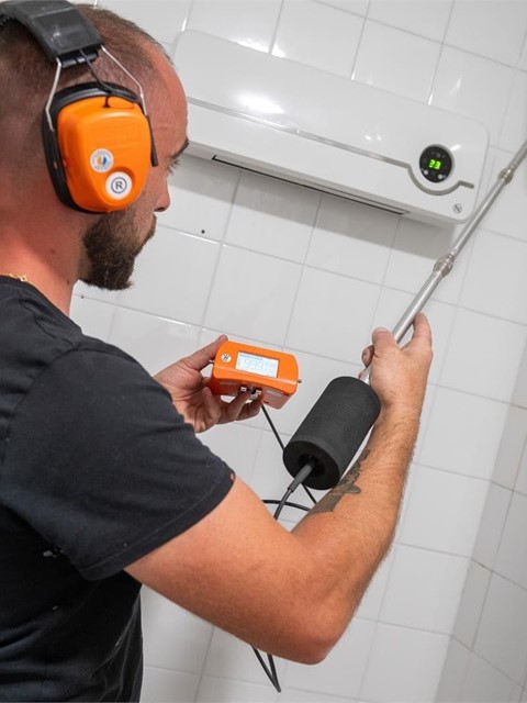 Reparar una fuga de agua con gas trazador, paso a paso