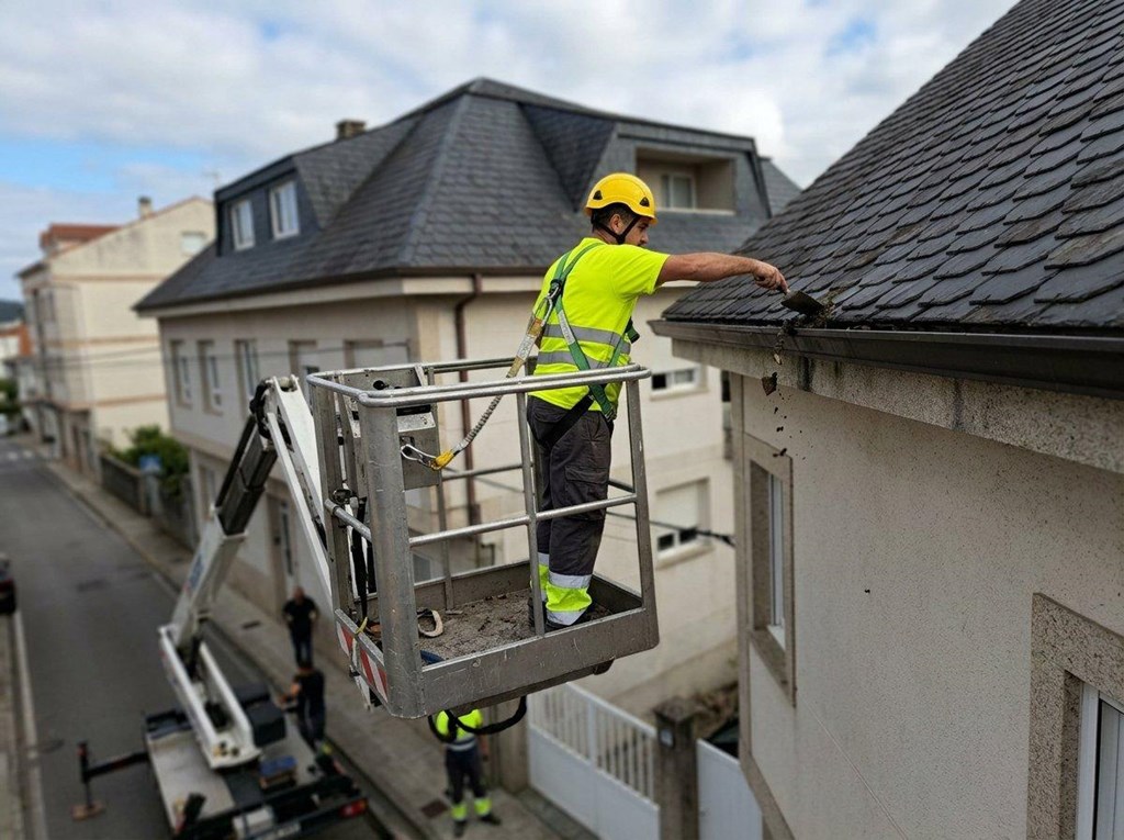 Foto 1 Trabajos de limpieza de canalones para edificios residenciales en Mugardos