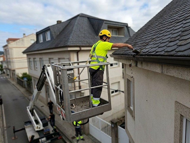 Trabajos de limpieza de canalones para edificios residenciales en Mugardos